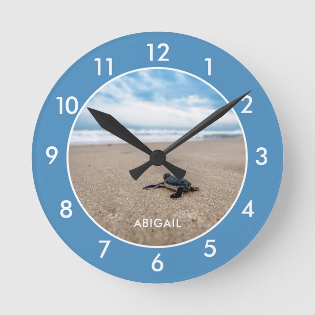 Tortue de mer sur la plage Horloge ronde personnal (Recto)