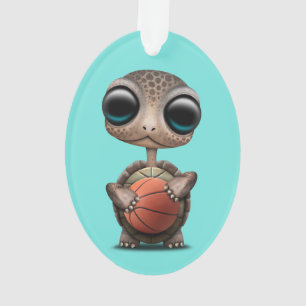 Tortue mignonne de bébé jouant avec le basket-ball