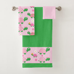 Tortue verte mignonne sur le rose coloré