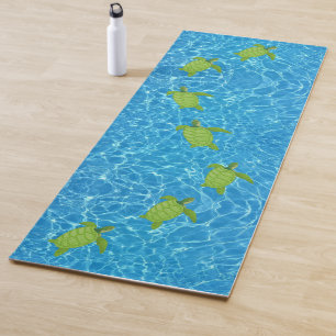 Tortues marines vertes sur tapis de yoga en eau de