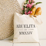 Tote Bag Abuelita Année Numérique Romaine Établie<br><div class="desc">Un sac fourre-tout minimaliste moderne pour célébrer une grand-mère chic,  ce fourre-tout minimaliste épuré présente "Abuelita" ou votre choix de surnom de grand-mère en lettres noires serif. Personnaliser avec l'année où elle est devenue grand-mère sous les chiffres romains élégants pour une touche chic.</div>