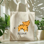 Tote Bag Adorable Tiger Kids Personnalisé<br><div class="desc">Le sac fourre-tout pour amoureux des animaux de cet enfant présente une jolie illustration d'un tigre. Personnalisez-le avec le nom de votre enfant en lettres noires. Fait un grand sac de livre pour les garçons ou les filles!</div>