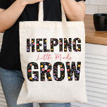 Tote Bag Aider les petits esprits à grandir Fleur sauvage<br><div class="desc">Le Sac fourre-tout de l'enseignant a écrit avec le slogan "aider les petits esprits à se développer" et décoré de fleurs sauvages colorés. Le design est imprimé sur les deux côtés avec un joli motif d'aquarelle de fleurs sauvages de prairie remplissant la typographie audacieuse. Parcourez ma collection de cadeaux d'enseignant...</div>
