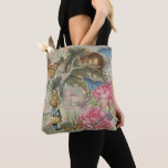 Tote Bag Alice Cheshire Chat Wonderland Tree Garden<br><div class="desc">C'est le classique Alice au pays des merveilles et le Cheshire Cat, comme Alice conversation avec le Cheshire Cat qui est assis dans son arbre. Cette image Alice in Wonderland est basée sur l'image originale Cheshire Cat de la série originale Alice's Adventures in Wonderland de l'illustrateur John Tenniel, rassemblée dans...</div>