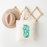 Tote Bag Aloha Pineapple<br><div class="desc">Notre sac fourre-tout chic insulaire est parfait pour transporter vos essentiels d'été! Design présente une illustration de silhouette d'ananas tropical en bleu turquoise et vert aquarelle,  avec le salut hawaïen "Aloha" inscrit à l'intérieur en lettres manuscrites.</div>