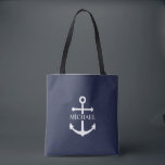 Tote Bag Ancre bleue marine Nom personnalisé<br><div class="desc">Ce cadeau personnalisé présente un design d'ancre blanche avec un nom personnalisé dans une police serif blanche classique sur arrière - plan bleu marine. Parfait comme une faveur de réunion de famille,  présent réfléchi pour lui,  merci cadeau pour les groomsmen ou un cadeau unique pour toute occasion spéciale.</div>