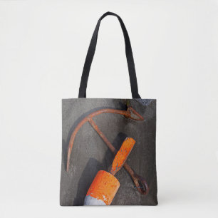 Tote Bag Ancre et balise rouillées sur une plage