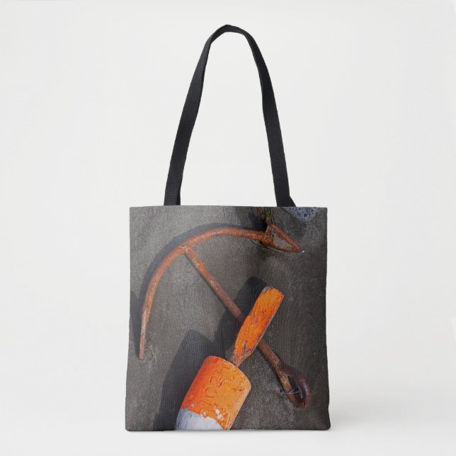 Tote Bag Ancre et balise rouillées sur une plage (Devant)