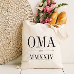 Tote Bag Année Numérique Romaine Oma Établie<br><div class="desc">Un sac fourre-tout minimaliste moderne pour célébrer une grand-mère chic,  ce fourre-tout minimaliste épuré présente "Oma" ou votre choix de surnom de grand-mère en écriture serif noire. Personnaliser avec l'année où elle est devenue grand-mère sous les chiffres romains élégants pour une touche chic.</div>