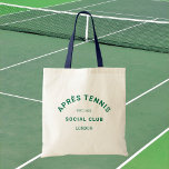 Tote Bag Après Tennis Social Club Green Crest Poignée Navy<br><div class="desc">Après Tennis Social Club Green Crest, sangle navy, sac cabas de tennis. Personnalisez avec l'année et le lieu. Parfait pour transporter vos essentiels de tennis, comme un cadeau pour un amateur de tennis ou comme sacs cadeaux pour une fête de bachelor ou bachelorette sur le thème du tennis. Conçu pour...</div>