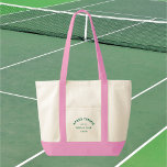 Tote Bag Après Tennis Social Club Green Crest Poignée Rose<br><div class="desc">Après Tennis Social Club Green Crest, sangle rose, sac cabas de tennis. Personnalisez avec l'année et le lieu. Parfait pour transporter vos essentiels de tennis, comme un cadeau pour un amateur de tennis ou comme sacs cadeaux pour une fête de bachelor ou bachelorette sur le thème du tennis. Conçu pour...</div>