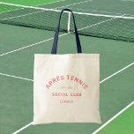 Tote Bag Après Tennis Social Club Rose Crête Marine Poignée<br><div class="desc">Après Tennis Social Club Rose Crest, sangle marine, sac cabas de tennis. Personnalisez avec l'année et le lieu. Parfait pour transporter vos essentiels de tennis, comme un cadeau pour un amateur de tennis ou comme sacs cadeaux pour un enterrement de vie de garçon ou de jeune fille sur le thème...</div>