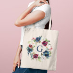 Tote Bag Aquarelle de la marine Bourgogne Monogramme floral<br><div class="desc">Un élégant sac fourre-tout personnalisé présente une belle aquarelle fleurie design en bleu marine,  bordeaux,  merlot et rose vif avec verdure. Personnalisez le texte bleu marine avec un prénom initial. Fait un cadeau unique pour vos demoiselles d'honneur et d'autres membres de votre fête de mariage.</div>