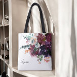 Tote Bag Aquarelle luxueuse fleurs bordeaux avec nom<br><div class="desc">Une excellente idée de cadeau pour les demoiselles d'honneur ou les autres membres de votre cortège de mariage, ce design présente un bouquet aquarelle luxueux de fleurs sombres en bordeaux, violet aubergine, rose profond, rose, beige, sarcelle et vert. Un modèle de texte est inclus pour que vous puissiez le personnaliser...</div>