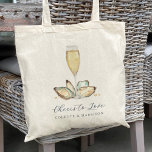 Tote Bag Aquarelle Oyster & Pearl "Cheers to Love" Favorise<br><div class="desc">Vous planifiez un dîner de répétition, une fête de fiançailles ou un mariage sur le thème des fruits de mer ou de l'huître? Nos sacs fourre-tout côtiers chic sont décorés de crème douce et d'huîtres d'aquarelle et de perles d'aqua qui entourent une flûte de champagne, avec deux lignes de texte...</div>