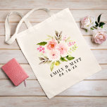 Tote Bag Aquarelle rose Fleurs Bouquet Mariage Monogramme<br><div class="desc">Le design personnalisé du sac fourre-tout comprend un monogramme des noms de mariée et de mariée et la date mariage avec une belle aquarelle peinte bouquet floral avec rose pastel,  rougit,  et des fleurs de printemps de pêche et de rose jumelé avec le feuillage vert vif.</div>