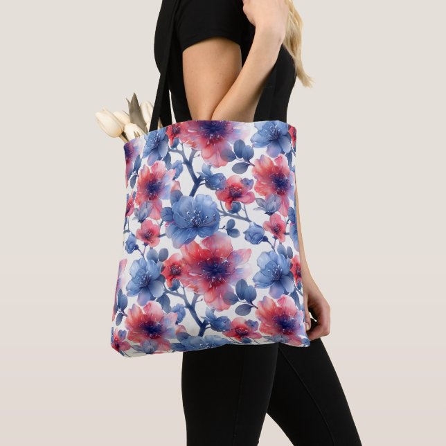 Tote Bag Aquarelle rouge, fleurs bleues sur le blanc (De près)