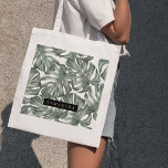 Tote Bag Aquarelle tropicale Oasis moderne Feuille Motif<br><div class="desc">Transportez des vibes tropicales partout avec ce sac fourre-tout en feuille de monstère personnalisé, avec un design botanique chic aquarelle dans des tons verts doux. Customisez-le avec votre nom pour une touche unique qui mêle style inspiré de la nature à la fonction quotidienne. Idéal comme un sac de shopping réutilisable,...</div>