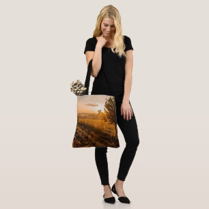 Tote Bag Arbre solitaire sur le terrain brumeux au lever du