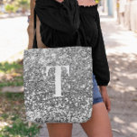 Tote Bag Argent Faux Parties scintillant Bokeh étincelle Mo<br><div class="desc">Un monogramme moderne en caractères gras, en blanc, avec une ombre noire. La taille, la couleur et le style de la police sont personnalisables. L'arrière - plan est une fausse parties scintillant gris argenté avec des taches brillantes ou un bokeh. Déplacez ou supprimez les minuscules images graphiques faux scintillants. Un...</div>