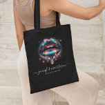 Tote Bag Artiste de maquillage des lèvres Holographiques, B<br><div class="desc">Laissez-vous charmer par l'élégance de notre sac fourre-tout design, avec des lèvres holographiques irisées et fascinantes sur un arrière - plan noir élégant. Personnalisez-le avec votre nom et votre titre affichés dans une élégante typographie sous le design captivant. Idéal pour les amateurs de maquillage, les influenceurs, les maquilleurs, les marques...</div>