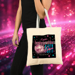 Tote Bag Bachelorette de la discothèque Neon Look 70 Retro<br><div class="desc">Faites un voyage vers les années 70 et la fête dans la nature avec ce boule de disco rétro "Bienvenue" au design "Bachelorette Disco Party" en rose, bleu électrique et incluant texte rose et argent avec des étoiles rose, bleu et argent (pas de papier) - le tout sur un arrière...</div>