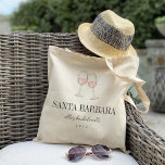 Tote Bag Bachelorette rose Vin Verre<br><div class="desc">Bienvenue à vos amis dans votre week-end de bachelorette viticole avec ces sacs fourre-tout personnalisés chic et modernes. Design présente une illustration de deux verres clinquants de vin rose avec votre destination en dessous (avec Père Noël Barbara) en lettres serif classiques. Ajoutez vos nom(s) ou nom(s) d'occasion sous le script...</div>