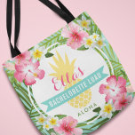 Tote Bag Bachelorette tropicale Luau Fleurs d'ananas<br><div class="desc">Les sacs de fête "Aloha" mariages personnalisés à la bachelorette luau présentent un ananas jaune avec cadre luxuriant de feuilles de palmiers verts et des fleurs d'hibiscus tropicaux. Un texte personnalisé élégant peut être personnalisé avec le nom de la mariée et votre choix de libellé. Les couleurs vives comprennent le...</div>