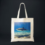 Tote Bag Baignade de requins Eau bleu de l'océan<br><div class="desc">Baignade de requin Eau de l'océan bleu C'est une créature majestueuse de la mer bleue profonde. Le requin gris nage avec la nageoire pointue et blanc sous le ventre. Parfait pour les amateurs de requins dans votre vie.</div>