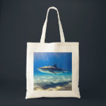 Tote Bag Baignade de requins Eau bleu de l'océan<br><div class="desc">Baignade de requin Eau de l'océan bleu C'est une créature majestueuse de la mer bleue profonde. Le requin gris nage avec la nageoire pointue et blanc sous le ventre. Parfait pour les amateurs de requins dans votre vie.</div>