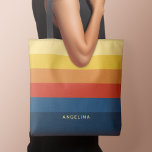 Tote Bag Bandes de coucher de soleil rétroactives avec nom<br><div class="desc">Rugby Stripes - Un motif preppy avec des rayures audacieuses et un nom. Si votre art doit encore être ajusté,  cliquez sur le bouton Personnaliser. Cela vous mènera à un espace design où vous pouvez déplacer les choses et même changer de couleurs !</div>