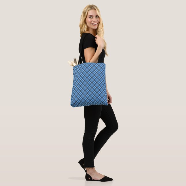 Tote Bag Basic Blue/Baby Blue Gingham Diagonal Plaid (Sur le modèle)