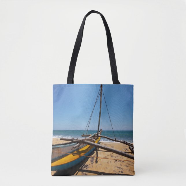 Tote Bag Bateau de pêche amarré sur la plage (Devant)