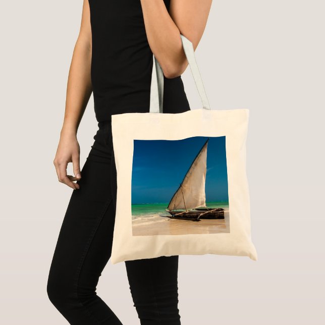 Tote Bag Bateau de pêche traditionnel sur la plage (Devant (produit))