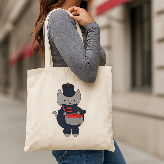 Tote Bag Batteur de fanfare Chat Navy Bleu Rouge (A tote bag featuring a cat playing the drums in a navy blue & red marching band uniform.)