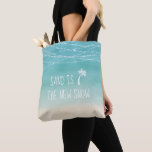 Tote Bag Beach Sand est la nouvelle neige #Florida Winter<br><div class="desc">Ce design de vacances amusant et chaleureux, originaire de Floride, bien sûr, présente une jolie icône de palmier, une typographie à la craie blanche, et le sentiment "Sand is the New Snow". Il est situé sur un magnifique océan aquatique et une plage de sable avec des lumières scintillantes. C'est la...</div>