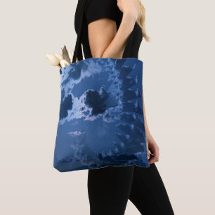 Tote Bag Beau ciel nuageux au-dessus des montagnes...