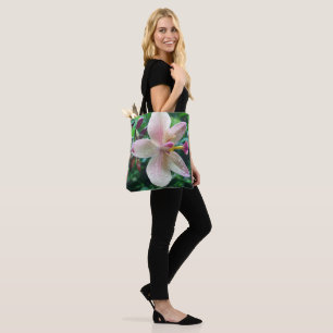 TOTE BAG BEAUTÉ FLEURIE AU SHOPPING