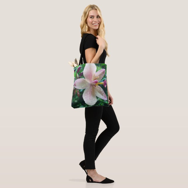 TOTE BAG BEAUTÉ FLEURIE AU SHOPPING (Sur le modèle)