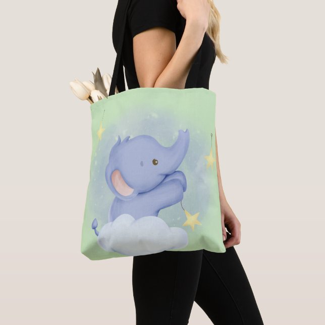 Tote Bag Bébé éléphant assis sur un nuage avec des étoiles (De près)