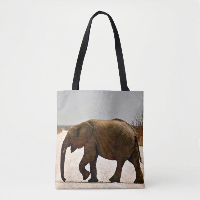 Tote Bag Bébé éléphant sur un sentier poussiéreux (Devant)