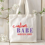 Tote Bag Bébé Personnalisé Drôle Dire Nom Personnalisé<br><div class="desc">Custom Babe Funny Saying Personalized Name Sacs fourre-tout présente un design simple avec le texte "custom babe" dans la typographie de script de calligraphie moderne violet et rouge et personnalisé avec votre nom. Parfait pour un cadeau amusant pour maman, meilleurs amis, petite amie, pour l'anniversaire, Noël, vacances, Fête des Mères...</div>