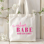 Tote Bag Bébé Personnalisé Drôle Dire Nom Personnalisé<br><div class="desc">Custom Babe Funny Saying Personalized Name Sacs fourre-tout présente un design simple avec le texte "custom babe" dans la typographie de script de calligraphie rose moderne et personnalisé avec votre nom. Parfait pour un cadeau amusant pour maman, meilleurs amis, petite amie, pour l'anniversaire, Noël, vacances, Fête des Mères et plus...</div>