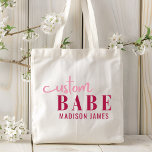 Tote Bag Bébé Personnalisé Drôle Dire Nom Personnalisé<br><div class="desc">Custom Babe Funny Saying Personalized Name Sacs fourre-tout présente un design simple avec le texte "custom babe" dans la typographie de script de calligraphie rose moderne et personnalisé avec votre nom. Parfait pour un cadeau amusant pour maman, meilleurs amis, petite amie, pour l'anniversaire, Noël, vacances, Fête des Mères et plus...</div>