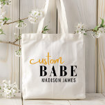 Tote Bag Bébé Personnalisé Drôle Dire Nom Personnalisé<br><div class="desc">Custom Babe Funny Saying Personalized Name Sacs fourre-tout présente un design simple avec le texte "custom babe" dans la typographie de script de calligraphie moderne en noir et or et personnalisé avec votre nom. Parfait pour un cadeau amusant pour maman, meilleurs amis, petite amie, pour l'anniversaire, Noël, vacances, Fête des...</div>