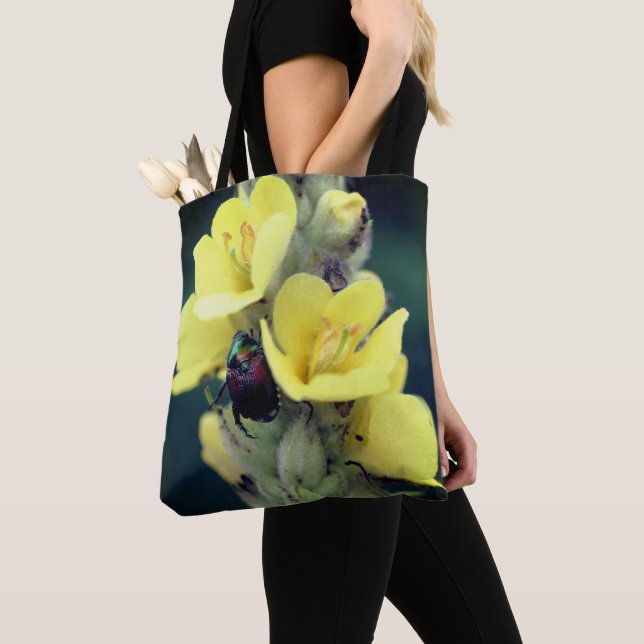 Tote Bag Beetle sur la fleur Mullein sauvage (De près)