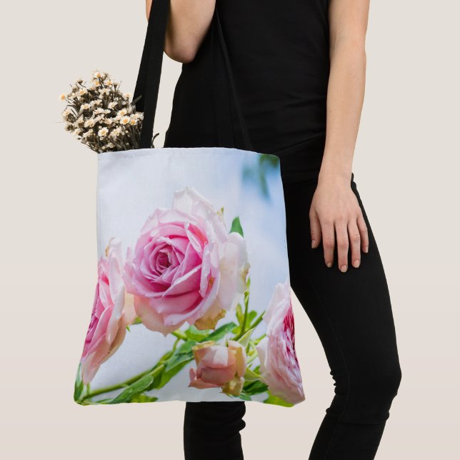 Tote Bag Belle rose rosée fleur dans le jardin (De près)