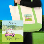 Tote Bag Belle scène de golf Pink Nom du panier Golfin' Que<br><div class="desc">Une touche d'humour de golf pour la petite amie de votre vie, qui va s'amuser avec celle-ci — une charrette de golf amusante pour l'amoureux du golf qui aime jouer avec style — ou qui aime juste jouer — personnalisée avec son prénom. Ou, prenez-en un pour vous-même et racontez votre...</div>
