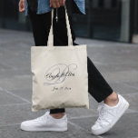 Tote Bag Bienvenue au mariage avec monogramme fantaisie noi<br><div class="desc">Sacs de bienvenue de mariage avec le monogramme d'un couple minimaliste dans un script de calligraphie fantaisie en gris et noir.
Personnalisez le style de police avec les noms des mariés et d'autres textes selon les besoins. 
Personnalisez les couleurs gris clair noir et argent.</div>