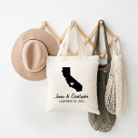 Tote Bag Bienvenue au Mariage californien<br><div class="desc">Bienvenue à l'extérieur de la ville mariages invités avec un sac plein de collations et des gâteries personnalisées avec l'état où vous vous mariez et le nom de la mariée et du marié et la date du mariage. Cliquez sur Customiser pour déplacer le coeur pour afficher n'importe quelle ville ou...</div>